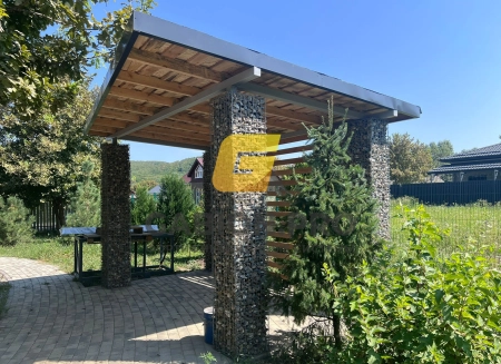 Мангальная зона с габионными колоннами в станице Григорьевской